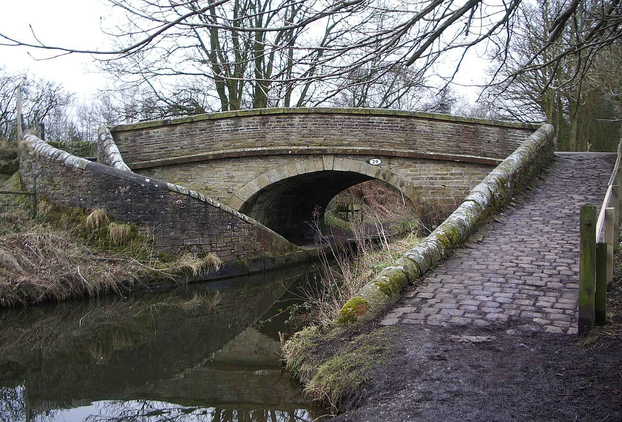 https://commons.wikimedia.org/wiki/File:Bridge_29_Macclesfield_Canal.jpg