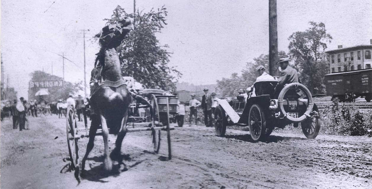 https://commons.wikimedia.org/wiki/File:Auto_and_Frightened_Horse,_1907.jpg