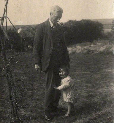 https://commons.wikimedia.org/wiki/File:Bertrand_Russell_with_his_son_John_Conrad.jpg