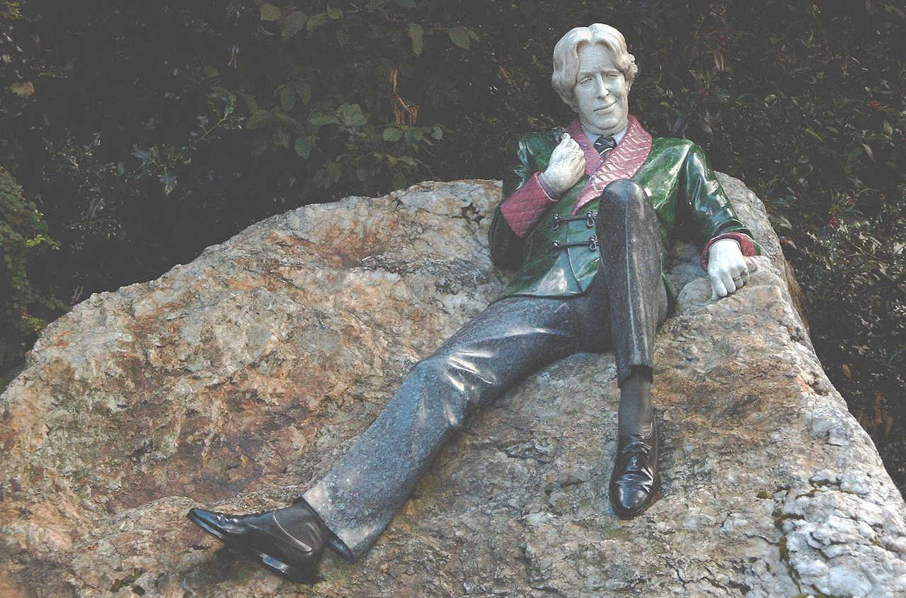 https://commons.wikimedia.org/wiki/File:Oscar_Wilde_Statue.JPG