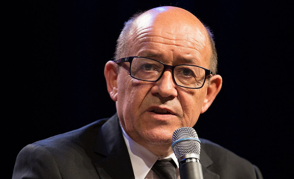 https://commons.wikimedia.org/wiki/File:Conf%C3%A9rence-d%C3%A9bat_de_Jean-Yves_Le_Drian,_ministre_de_la_D%C3%A9fense,_et_John_Chambers_pr%C3%A9sident_du_Conseil_d%E2%80%99administration_de_Cisco_Systems_le_Mardi_18_octobre_2016_%C3%A0_L%27Ecole_polytechnique_(29792458914).jpg