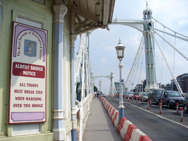 https://commons.wikimedia.org/wiki/File:Albert_Bridge_-_geograph.org.uk_-_466035.jpg