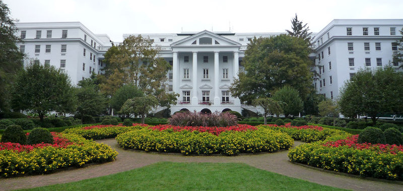 https://commons.wikimedia.org/wiki/File:2008-0831-TheGreenbrier-North.jpg