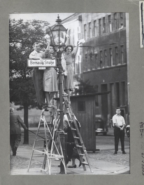 https://todaysdocument.tumblr.com/post/187754547183/citizens-of-west-berlin-stand-on-ladders-to-greet