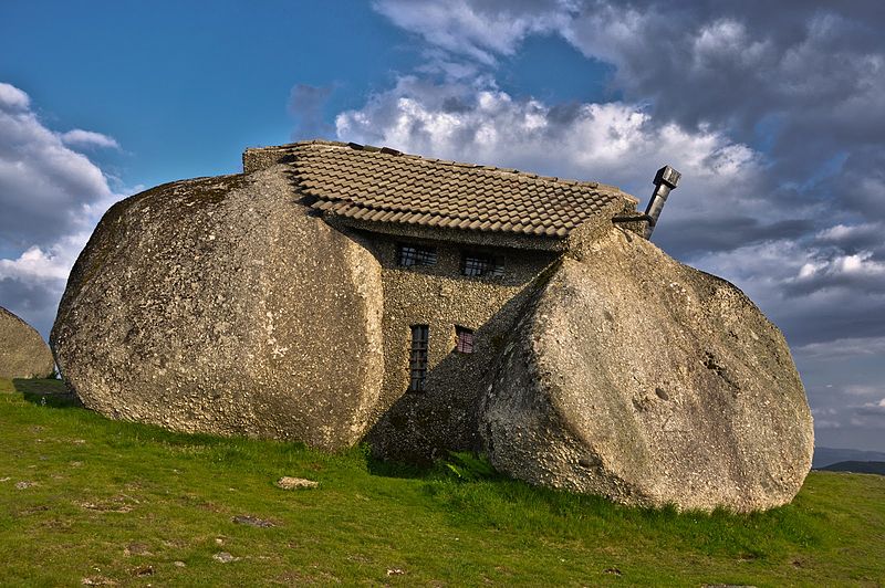 https://commons.wikimedia.org/wiki/File:1568_-_240411_-_Parte_posterior_de_la_Casa_do_Penedo.jpg