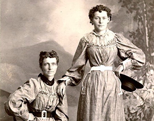 https://commons.wikimedia.org/wiki/File:Helga_and_Clara_Estby.jpg