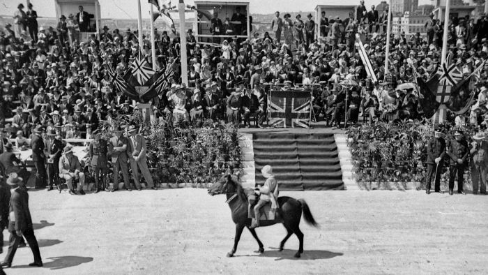 https://commons.wikimedia.org/wiki/File:Lennie_and_Ginger_Mick_parade.jpg