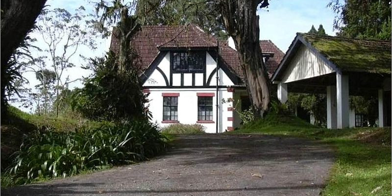 https://commons.wikimedia.org/wiki/File:Moonlight_bungalow.jpg