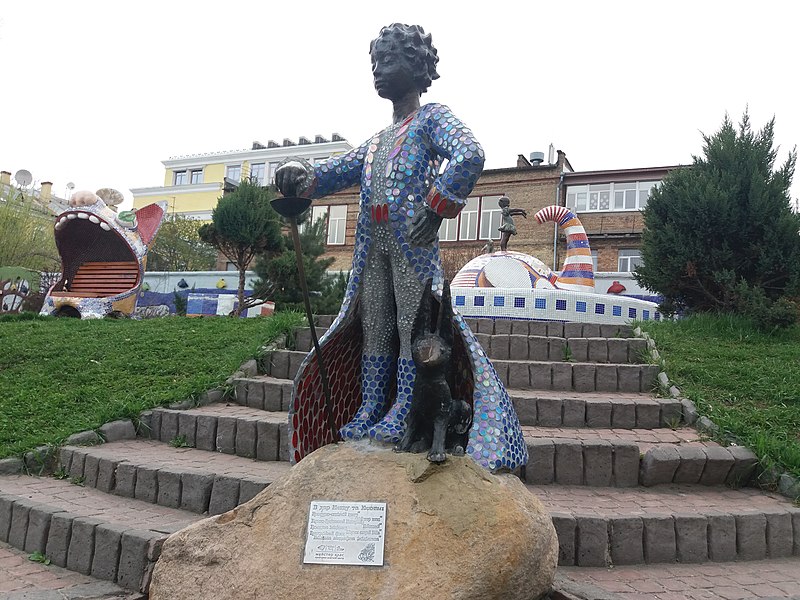https://commons.wikimedia.org/wiki/File:Statue_of_Little_Prince,_Kyiv.jpg