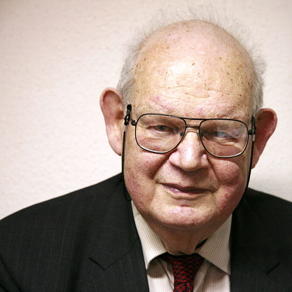 https://commons.wikimedia.org/wiki/File:Benoit_Mandelbrot_mg_1804c.jpg