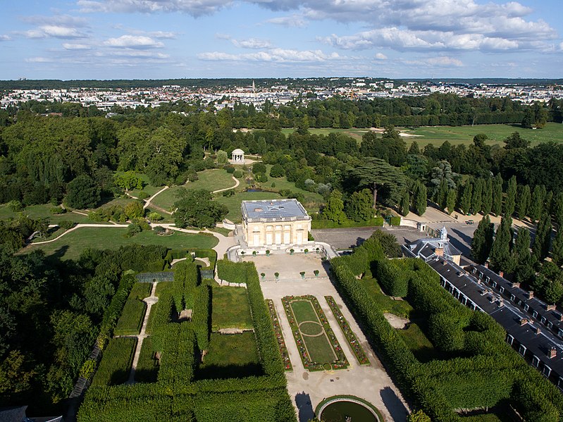 https://commons.wikimedia.org/wiki/File:Vue_a%C3%A9rienne_du_domaine_de_Versailles_par_ToucanWings_-_Creative_Commons_By_Sa_3.0_-_052.jpg