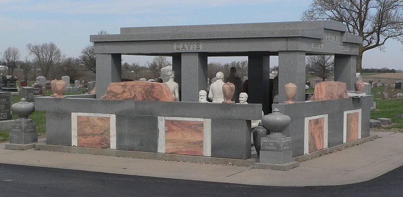 https://commons.wikimedia.org/wiki/File:Davis_Memorial_(Hiawatha_KS)_from_SE_1.JPG