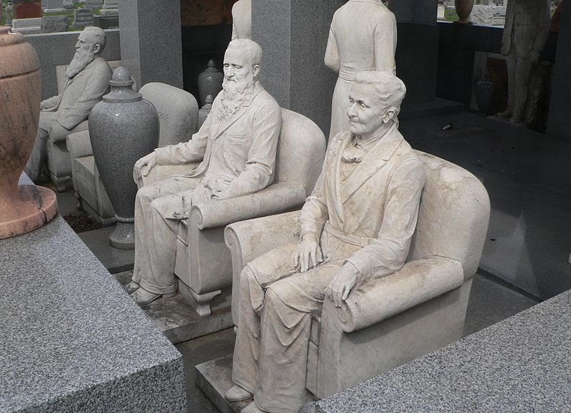 https://commons.wikimedia.org/wiki/File:Davis_Memorial_(Hiawatha_KS)_S_sculptures_1.JPG