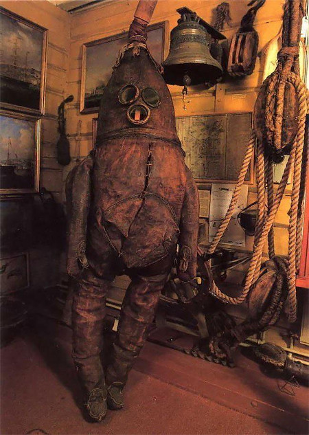 https://www.reddit.com/r/interestingasfuck/comments/ju30ou/the_worlds_oldest_surviving_diving_suit_the_old/