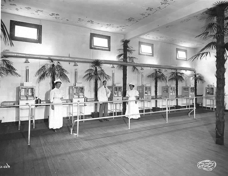 https://commons.wikimedia.org/wiki/File:Baby_incubator_exhibit,_A-Y-P,_1909.jpg