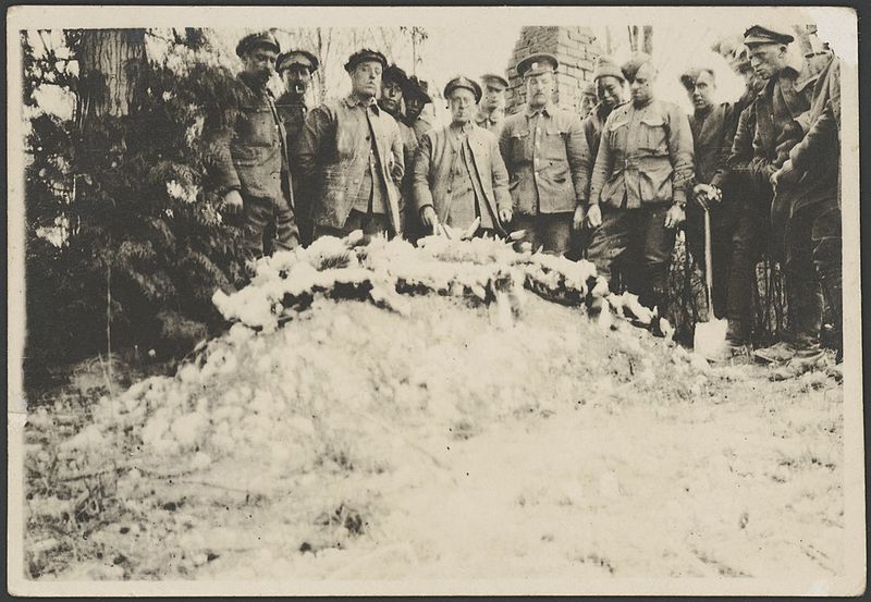 https://commons.wikimedia.org/wiki/File:British_Labour_Corps_workers,_who_conducted_the_burial,_pose_behind_the_grave_of_Manfred_von_Richthofen,_Bertangles,_France,_22_April_1918_-_John_Joshua_(16985047511).jpg