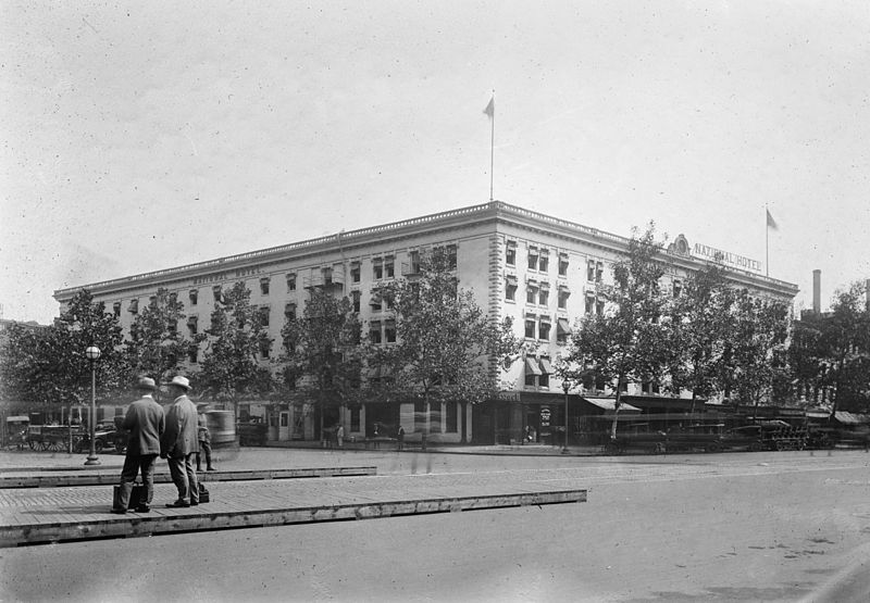 https://commons.wikimedia.org/wiki/File:National_Hotel_Washington.jpg