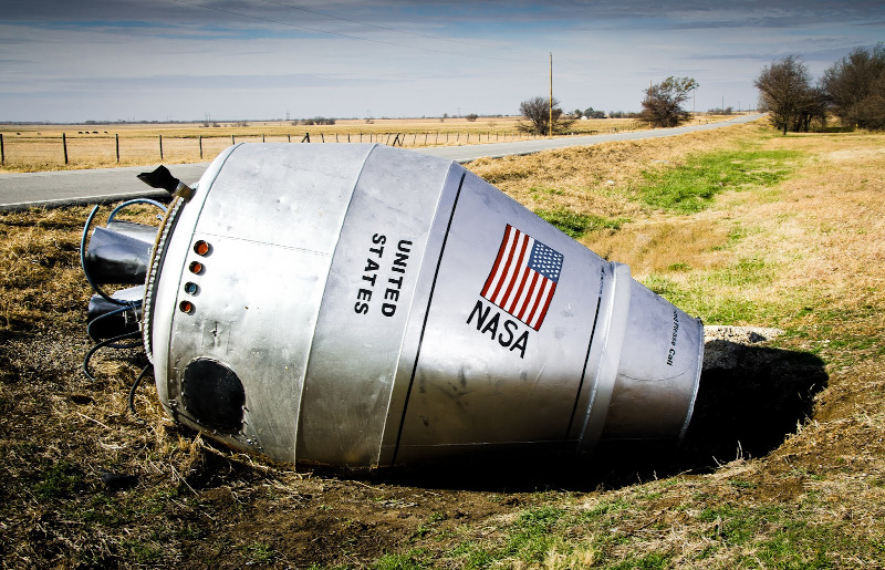 http://elzo-meridianos.blogspot.com/2015/10/la-capsula-espacial-abandonada-en-mitad.html