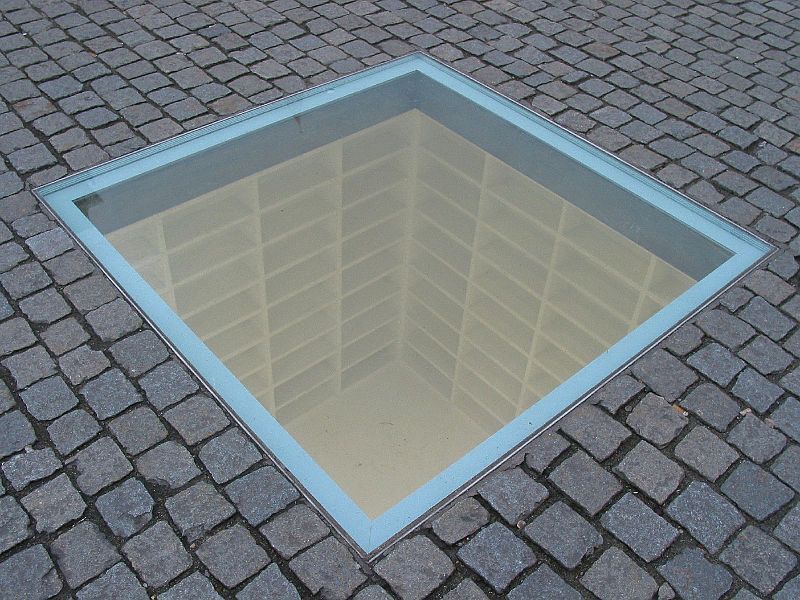 https://commons.wikimedia.org/wiki/File:Denkmal_der_Buecherverbrennung.jpg