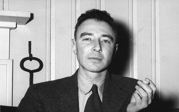 https://commons.wikimedia.org/wiki/File:J._Robert_Oppenheimer_at_the_Guest_Lodge,_Oak_Ridge,_in_1946_4.jpg