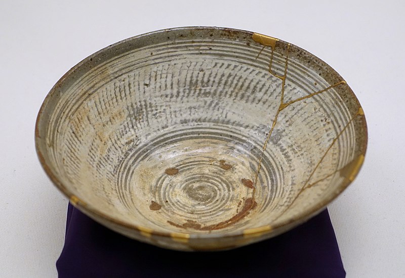 https://commons.wikimedia.org/wiki/File:Tea_bowl,_Korea,_Joseon_dynasty,_16th_century_AD,_Mishima-hakeme_type,_buncheong_ware,_stoneware_with_white_engobe_and_translucent,_greenish-gray_glaze,_gold_lacquer_-_Ethnological_Museum,_Berlin_-_DSC02061.JPG