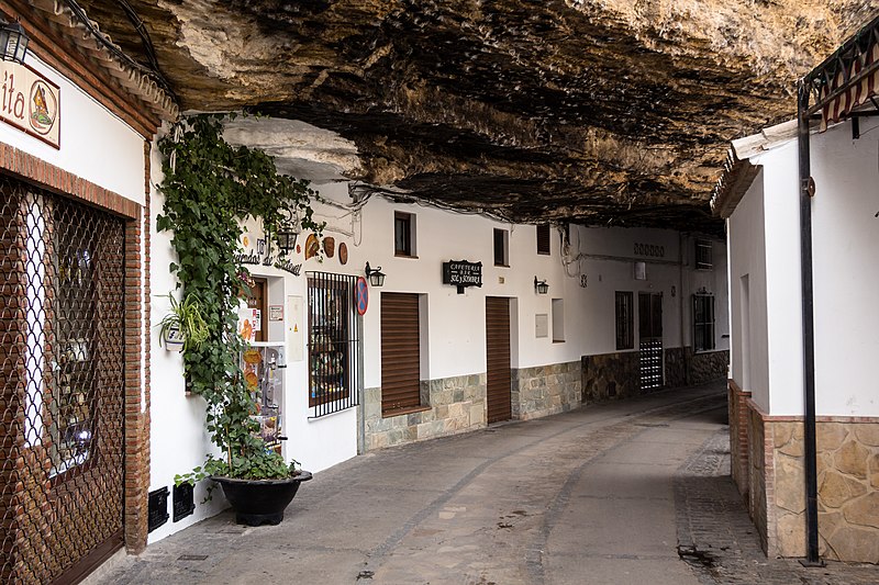 https://commons.wikimedia.org/wiki/File:Setenil_de_las_Bodegas_2019-10-23_03.jpg