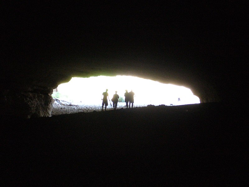 https://commons.wikimedia.org/wiki/File:Cave_explorers_(1041198910).jpg