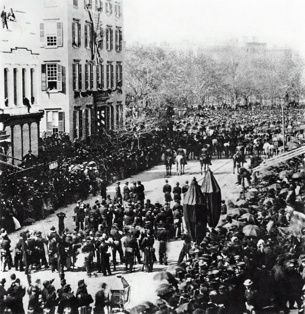 https://commons.wikimedia.org/wiki/File:Lincoln_Funeral_Procession_Roosevelt_Mansion_Broadway.jpg