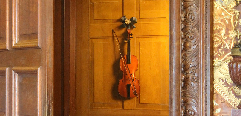 https://commons.wikimedia.org/wiki/File:Trompe_l%27oeil,_State_Music_Room,_Chatsworth.JPG