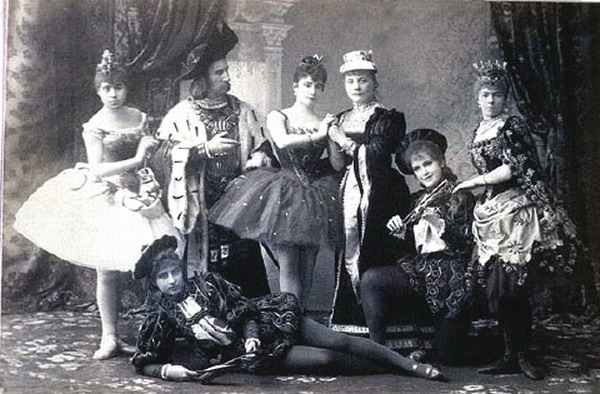 https://commons.wikimedia.org/wiki/File:Sleeping_beauty_cast.jpg