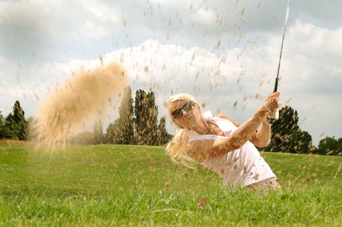 https://pixabay.com/photos/golf-golfer-sand-sport-woman-girl-83869/