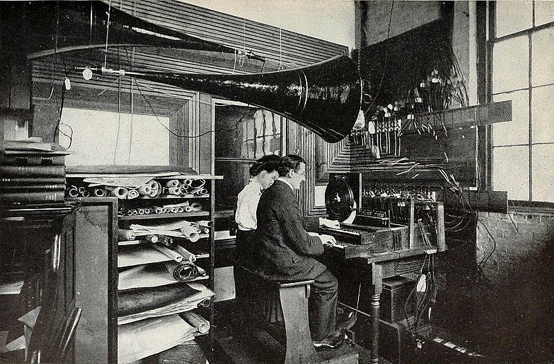 https://commons.wikimedia.org/wiki/File:Console_for_the_Telharmonium_in_the_Cabot_St_Music_Plant_of_the_New_England_Electric_Music_Company,_Holyoke,_Massachusetts.jpg