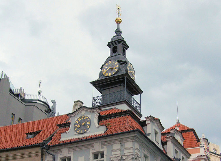 https://commons.wikimedia.org/wiki/File:The_Hebrew_Clock_On_The_Old_Jewish_Town_Hall,_Prague..jpg