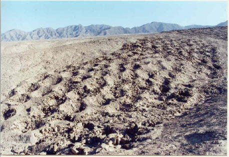 https://commons.wikimedia.org/wiki/File:Faixa_de_Buracos_-_Linhas_de_Nazca_-_Peru_-_Band_of_Holes_-_4_-_panoramio.jpg