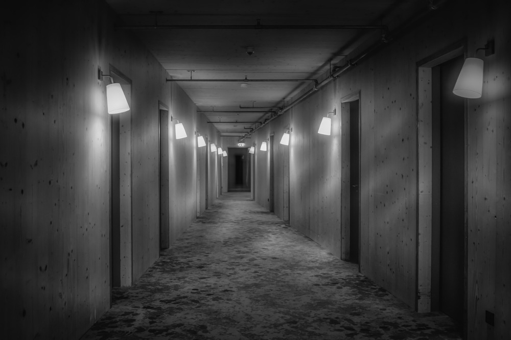 https://pixabay.com/photos/corridor-hotel-hallway-empty-black-3744201/