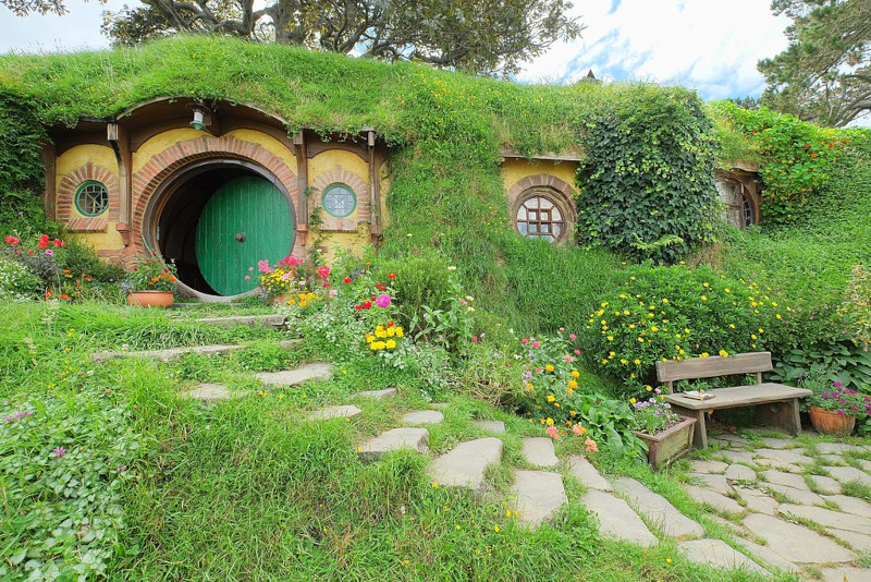 https://commons.wikimedia.org/wiki/File:Baggins_residence_%27Bag_End%27.jpg