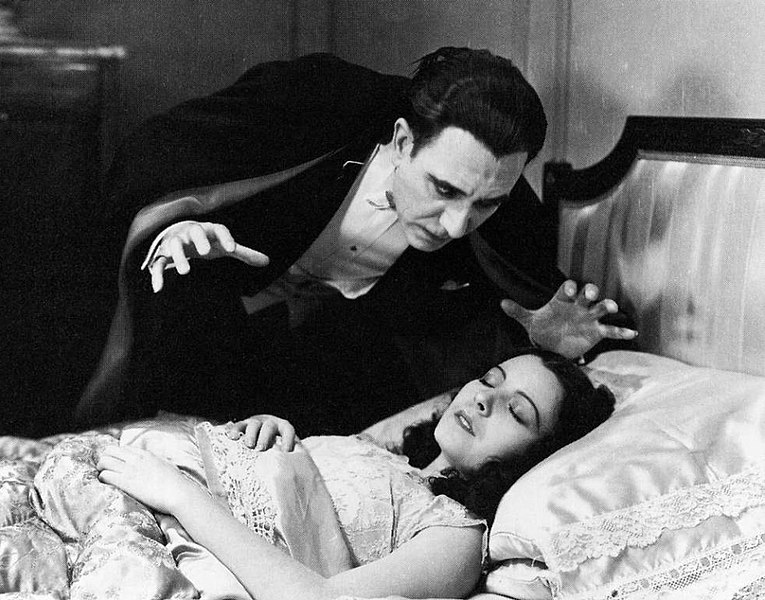 https://commons.wikimedia.org/wiki/File:Lupita_Tovar_and_Carlos_Villar%C3%ADas_in_Dracula_(1931_spanish_film).jpg