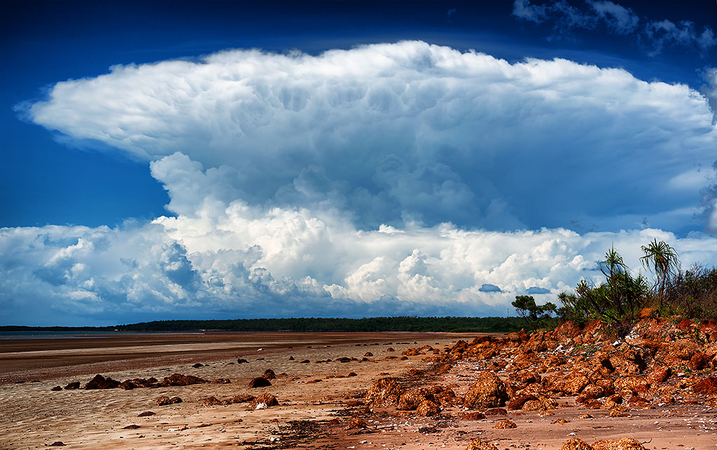 https://commons.wikimedia.org/wiki/File:Hector_cloud_from_Gunn_Point.jpg