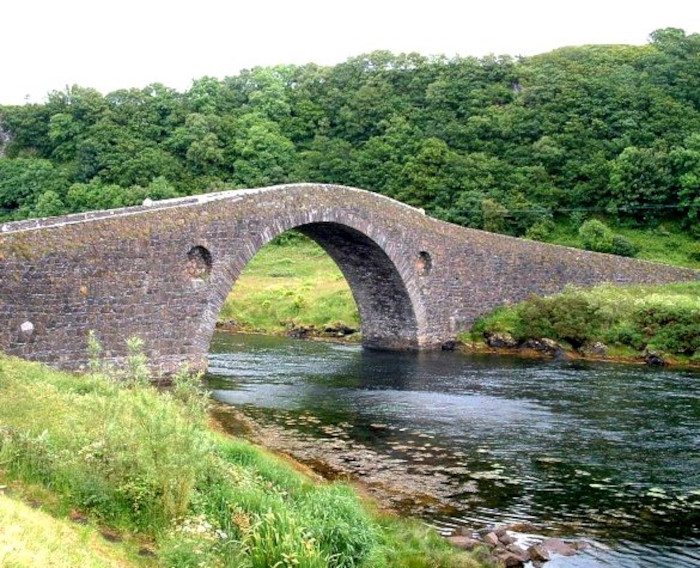 https://commons.wikimedia.org/wiki/File:Clachan_Bridge.jpg