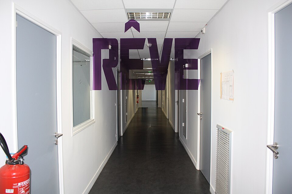 https://commons.wikimedia.org/wiki/File:Anamorphose_peinte_dans_le_couloir_des_chambres_de_l%27h%C3%B4pital_Salvator_%C3%A0_Marseille_3.jpg