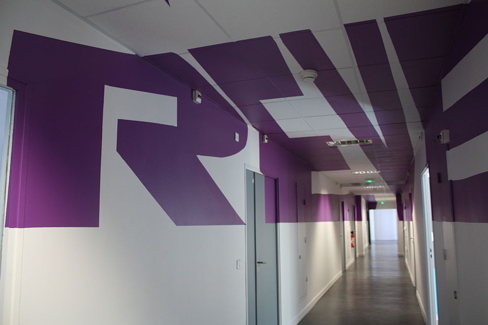 https://commons.wikimedia.org/wiki/File:Anamorphose_peinte_dans_le_couloir_des_chambres_de_l%27h%C3%B4pital_Salvator_%C3%A0_Marseille.JPG