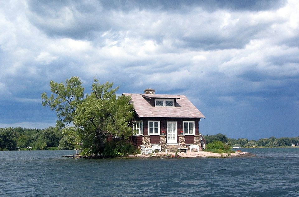 https://commons.wikimedia.org/wiki/File:Thousand_Islands_single_house.jpg