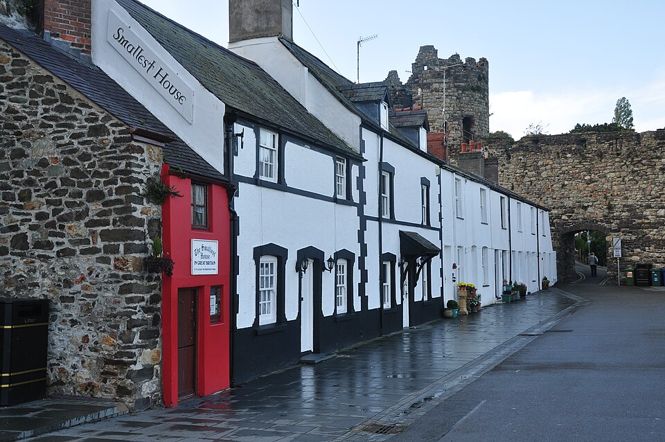 https://commons.wikimedia.org/wiki/File:Smallest_House_in_Great_Britain,_Conwy_(8035).jpg