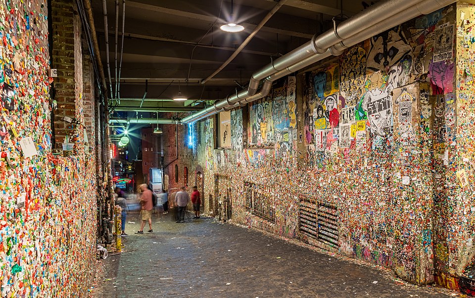 https://commons.wikimedia.org/wiki/File:Gum_wall,_Seattle,_Washington,_Estados_Unidos,_2017-09-02,_DD_19-21_HDR.jpg