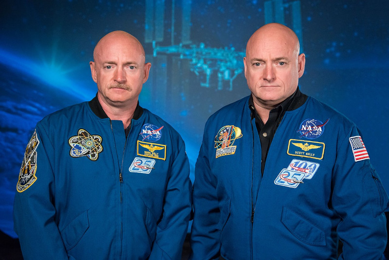 https://commons.wikimedia.org/wiki/File:Mark_and_Scott_Kelly_at_the_Johnson_Space_Center,_Houston_Texas.jpg