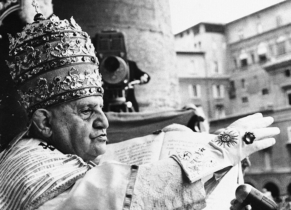 https://commons.wikimedia.org/wiki/File:Pope_John_XXIII_blessing_the_Crowd_(1958).jpg